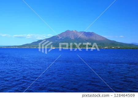 [鹿兒島縣]從櫻島渡輪看到的晴朗的櫻島 128464509