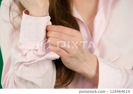 Motivated businessman rolling up his sleeves 128464619