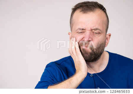Man having tooth pain 128465633