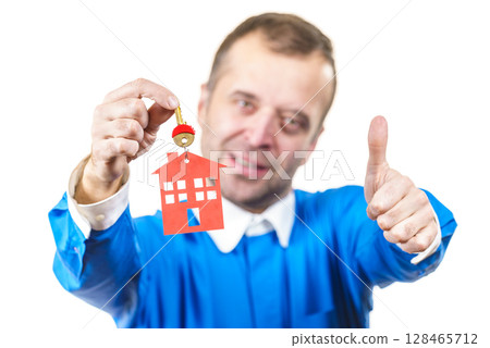Man holding home keys 128465712