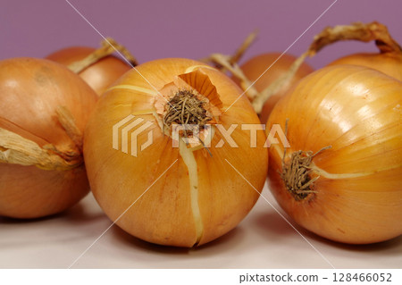Yellow bulb onion. Onion - very healthy product with many beneficial properties Yellow bulb onion. Onion - very healthy product with many beneficial properties 128466052