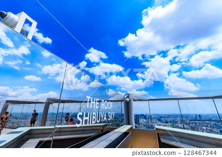 從東京澀谷區澀谷Scramble廣場的觀景台看到的夏日天空 從東京澀谷區澀谷Scramble廣場的觀景台看到的夏日天空 128467344