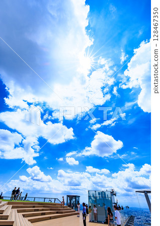 從東京澀谷區澀谷Scramble廣場的觀景台看到的夏日天空 128467350
