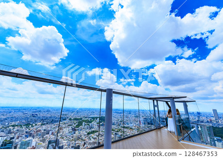 從東京澀谷區澀谷Scramble廣場的觀景台看到的夏日天空 128467353
