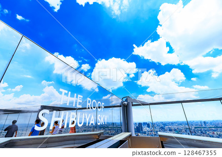 從東京澀谷區澀谷Scramble廣場的觀景台看到的夏日天空 從東京澀谷區澀谷Scramble廣場的觀景台看到的夏日天空 128467355