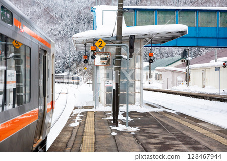 【高山本線】在坂上站有普通列車與特快列車換乘 128467944