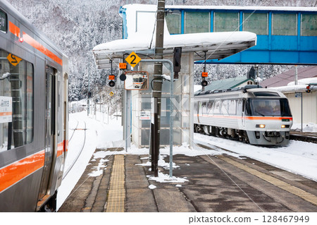 [Takayama Main Line] A local train exchanges with an express train at Sakagami Station 128467949