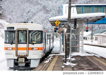 [Takayama Main Line] A local train departing from Sakagami Station in winter 128468015