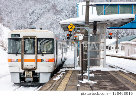 【高山本線】冬季從坂上站出發的普通列車 128468016