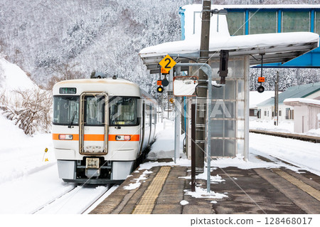 【高山本線】冬季從坂上站出發的普通列車 128468017