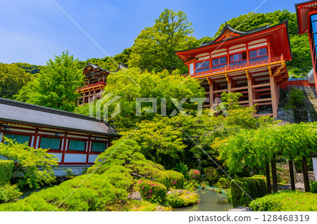 (Saga Prefecture) Yutoku Inari Shrine, sacred pond and main hall 128468319