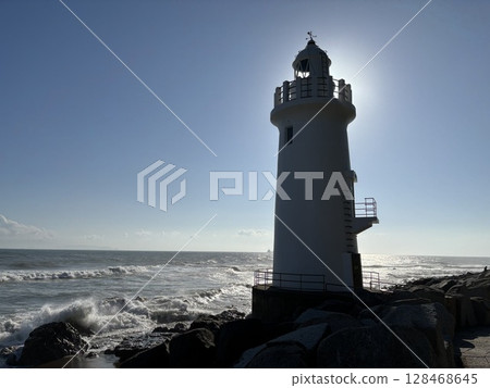 在早晨的陽光中的燈塔 128468645