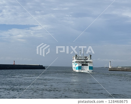 The returning ferry 128468675