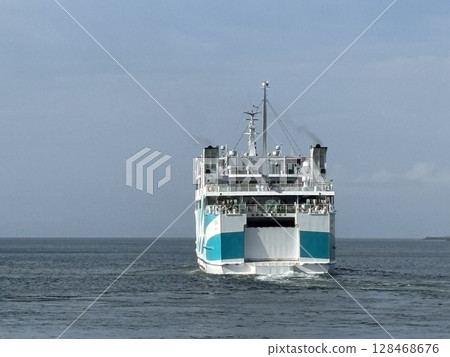 The returning ferry 128468676