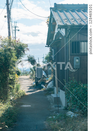 Photographed from Omihachiman City, Shiga Prefecture, the island of Okishima, located about 1.5 km off the coast of Lake Biwa. Photographed from Omihachiman City, Shiga Prefecture, the island of Okishima, located about 1.5 km off the coast of Lake Biwa. 128469101