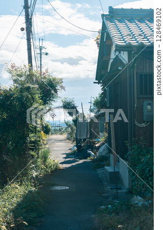 Photographed from Omihachiman City, Shiga Prefecture, the island of Okishima, located about 1.5 km off the coast of Lake Biwa. 128469102