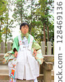 A child visiting a shrine for Shichigosan 128469136