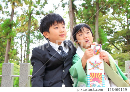孩子們在七五三神社參拜 孩子們在七五三神社參拜 128469139