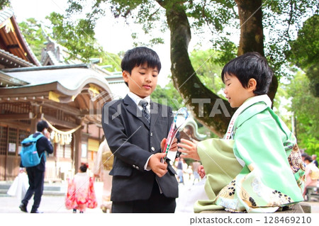 孩子們在七五三神社參拜 128469210
