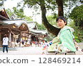 A child visiting a shrine for Shichigosan 128469214