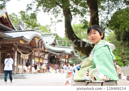 A child visiting a shrine for Shichigosan 128469214