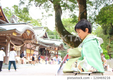 孩子們在七五三神社參拜 孩子們在七五三神社參拜 128469216