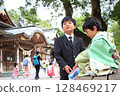 A child visiting a shrine for Shichigosan 128469217