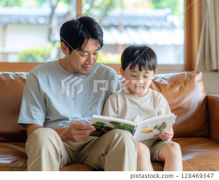 Parents and children reading picture books 128469347