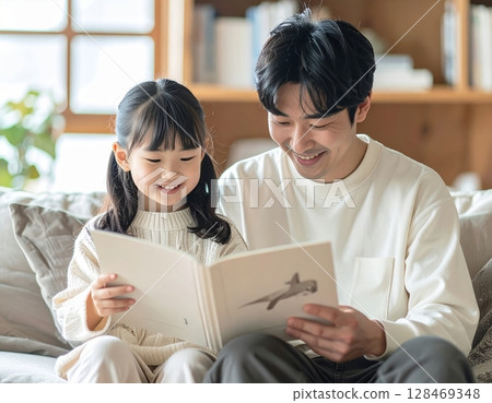 Parents and children reading picture books 128469348