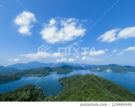 台灣日月潭——壯麗的山景 台灣日月潭——壯麗的山景 128469446