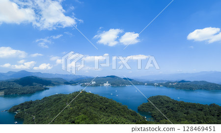 台灣日月潭全景,在藍天映襯下熠熠生輝 台灣日月潭全景,在藍天映襯下熠熠生輝 128469451