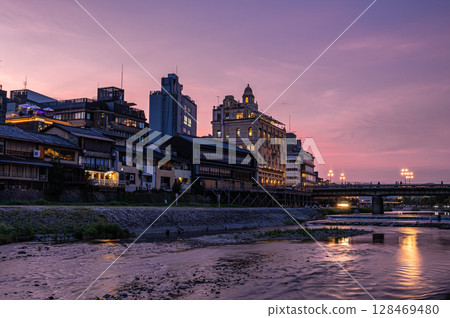 黃昏時分的京都鴨川,四座大橋下游 黃昏時分的京都鴨川,四座大橋下游 128469480