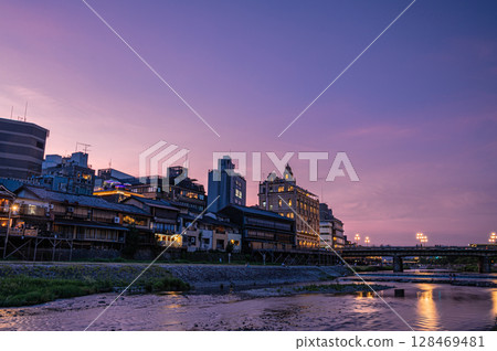 黃昏時分的京都鴨川,四座大橋下游 黃昏時分的京都鴨川,四座大橋下游 128469481