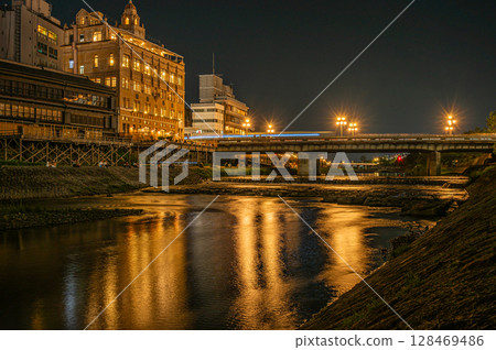 京都鴨川夜景四座大橋下游側 京都鴨川夜景四座大橋下游側 128469486