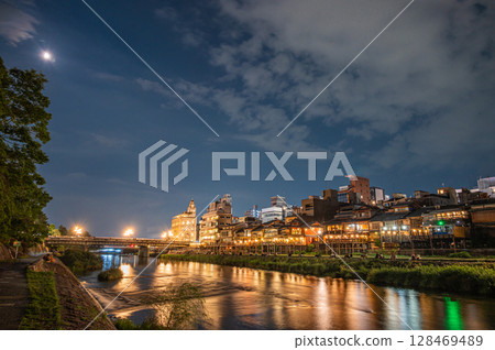 Night view of the Kamo River in Kyoto, upstream side of Shijo Ohashi Bridge 128469489