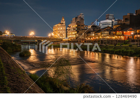 京都鴨川夜景、四條大橋上游側 128469490
