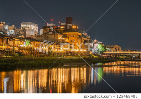 京都鴨川夜景、三條大橋下游 128469493