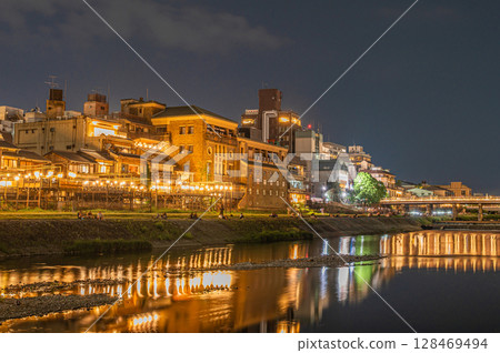 Night view of the Kamo River in Kyoto, downstream of the Sanjo Ohashi Bridge 128469494