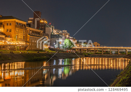 Night view of the Kamo River in Kyoto, downstream of the Sanjo Ohashi Bridge 128469495