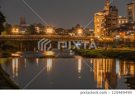 Night view of the Kamo River in Kyoto, upstream side of Shijo Ohashi Bridge 128469499