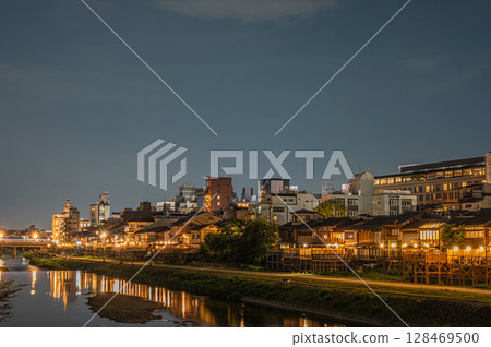 Night view of the Kamo River in Kyoto, upstream side of Shijo Ohashi Bridge 128469500