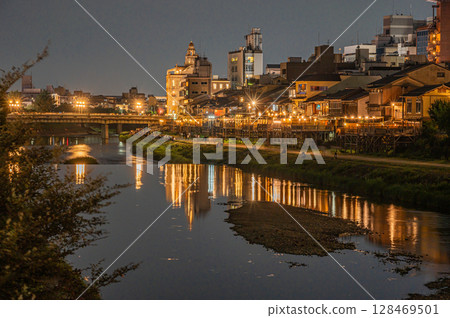 京都鴨川夜景、四條大橋上游側 128469501