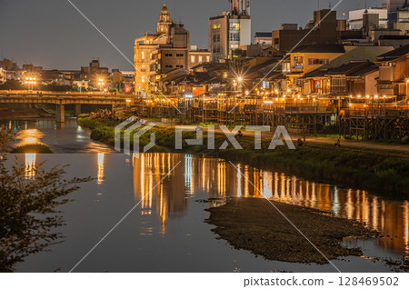 京都鴨川夜景、四條大橋上游側 128469502