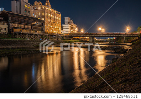 Kyoto Kamo River night view, downstream side of Shijo Ohashi Bridge 128469511