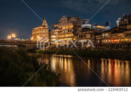 京都鴨川夜景、四條大橋上游側 128469512