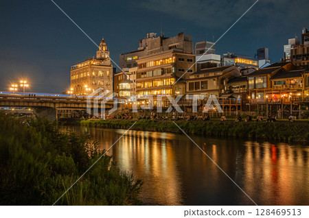 京都鴨川夜景、四條大橋上游側 128469513