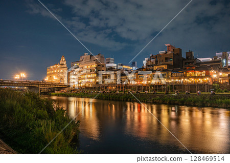 京都鴨川夜景、四條大橋上游側 京都鴨川夜景、四條大橋上游側 128469514