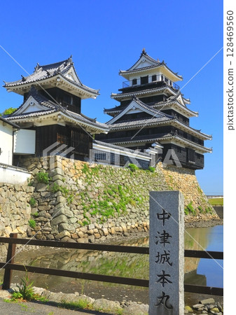 Nakatsu Castle (vertical composition) 128469560