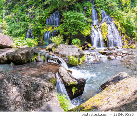 Toryu Falls, a deep green waterfall at the foot of the Yatsugatake Mountains 128469586