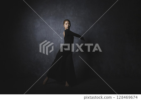 黑色背景下擺姿勢的女人 128469674